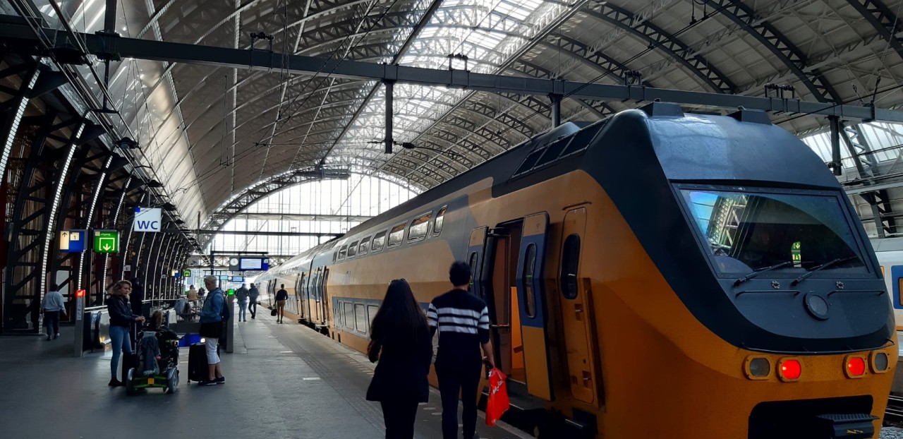 Treno alla stazione di Amsterdam Centraal