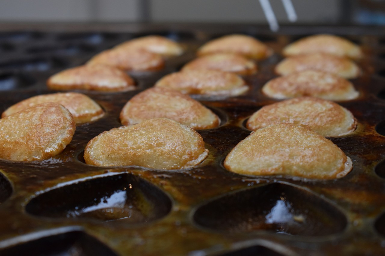 Mini pancake su una piastra nera